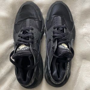 Nike all black air huarache women’s size 8